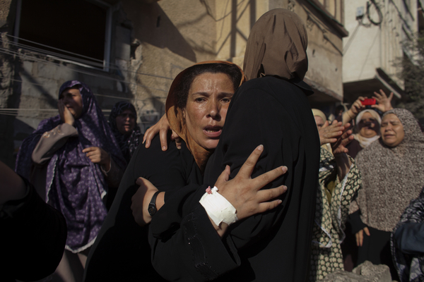 Unas mujeres lloran durante el funeral de unos niños asesinados tras un bombardeo naval israelí en el puerto de Gaza (2014).